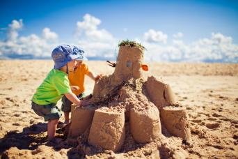 kids-building-big-sandcastle